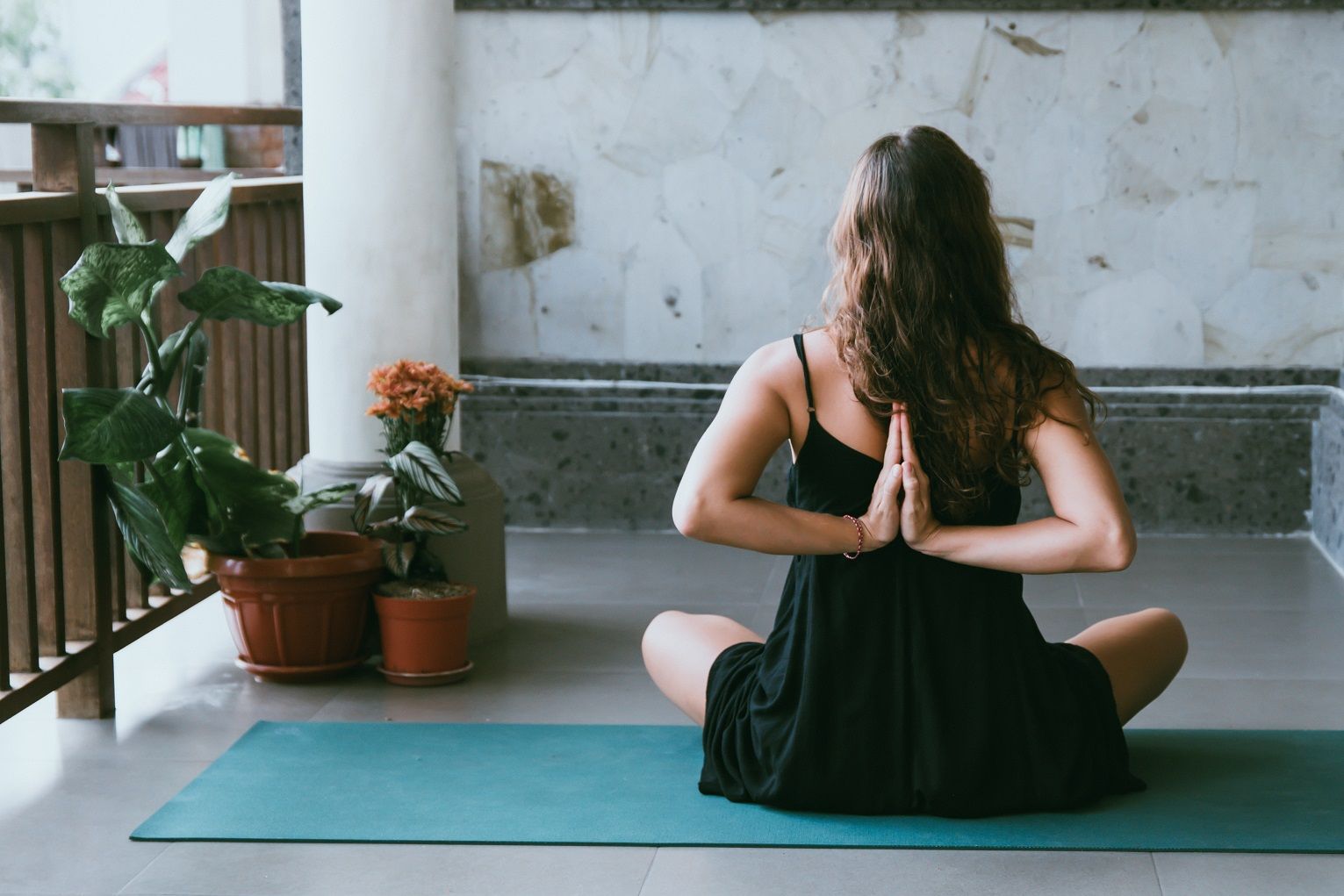 //www.liveinspirit.cz/wp-content/uploads/2018/01/yoga-8.jpg