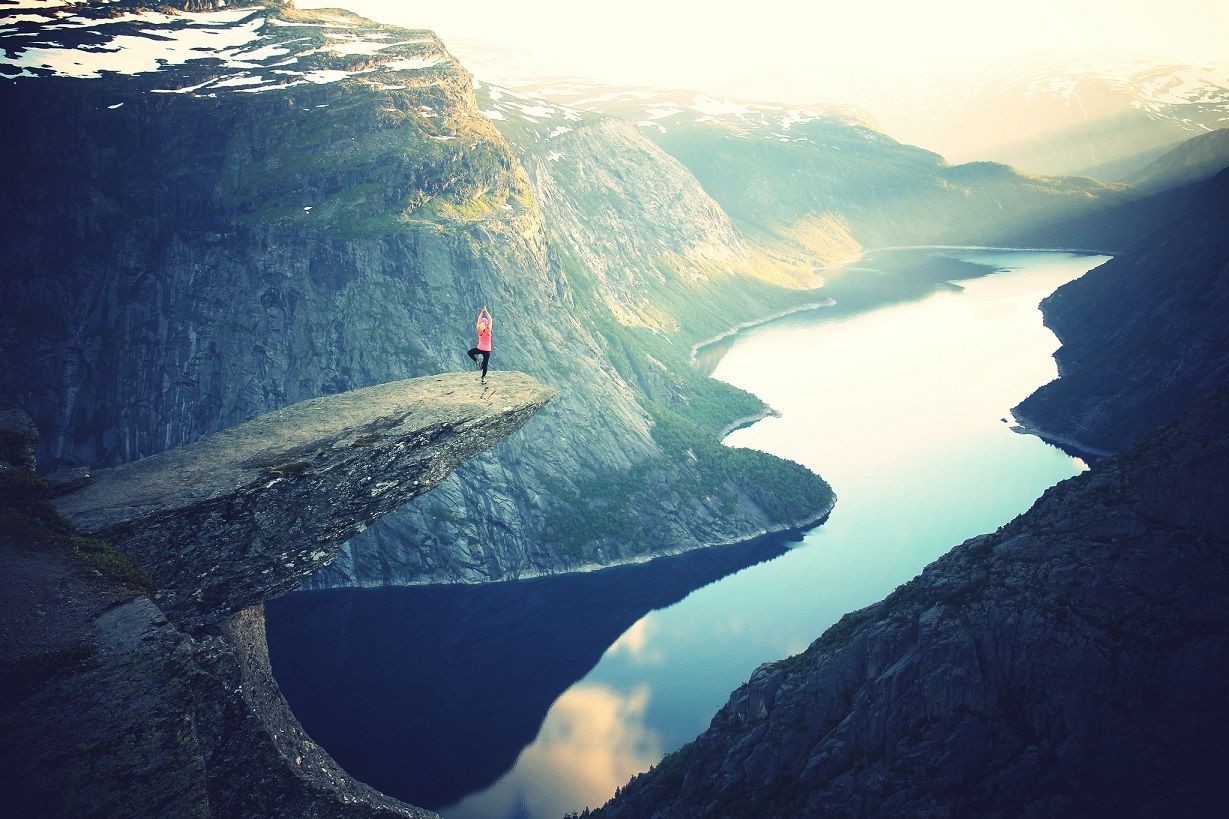 //www.liveinspirit.cz/wp-content/uploads/2018/01/yoga-9.jpg